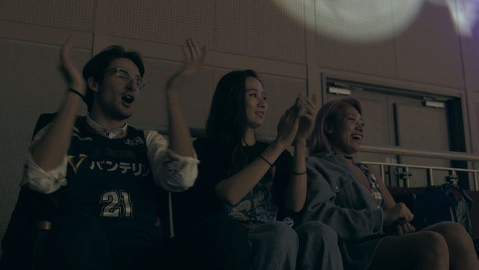 応援するジュゼッペ、愛華、花「TERRACE HOUSE TOKYO 2019-2020」25th WEEK(C)フジテレビ/イースト・エンタテインメント