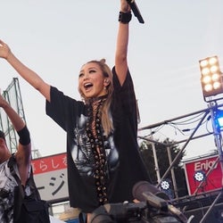 倖田來未、ミニ丈&ニーハイでのステージ写真に反響「夏っぽい」「衣装やばい」
