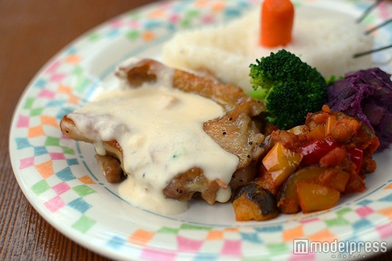 ボリューミーなチキン（C）モデルプレス