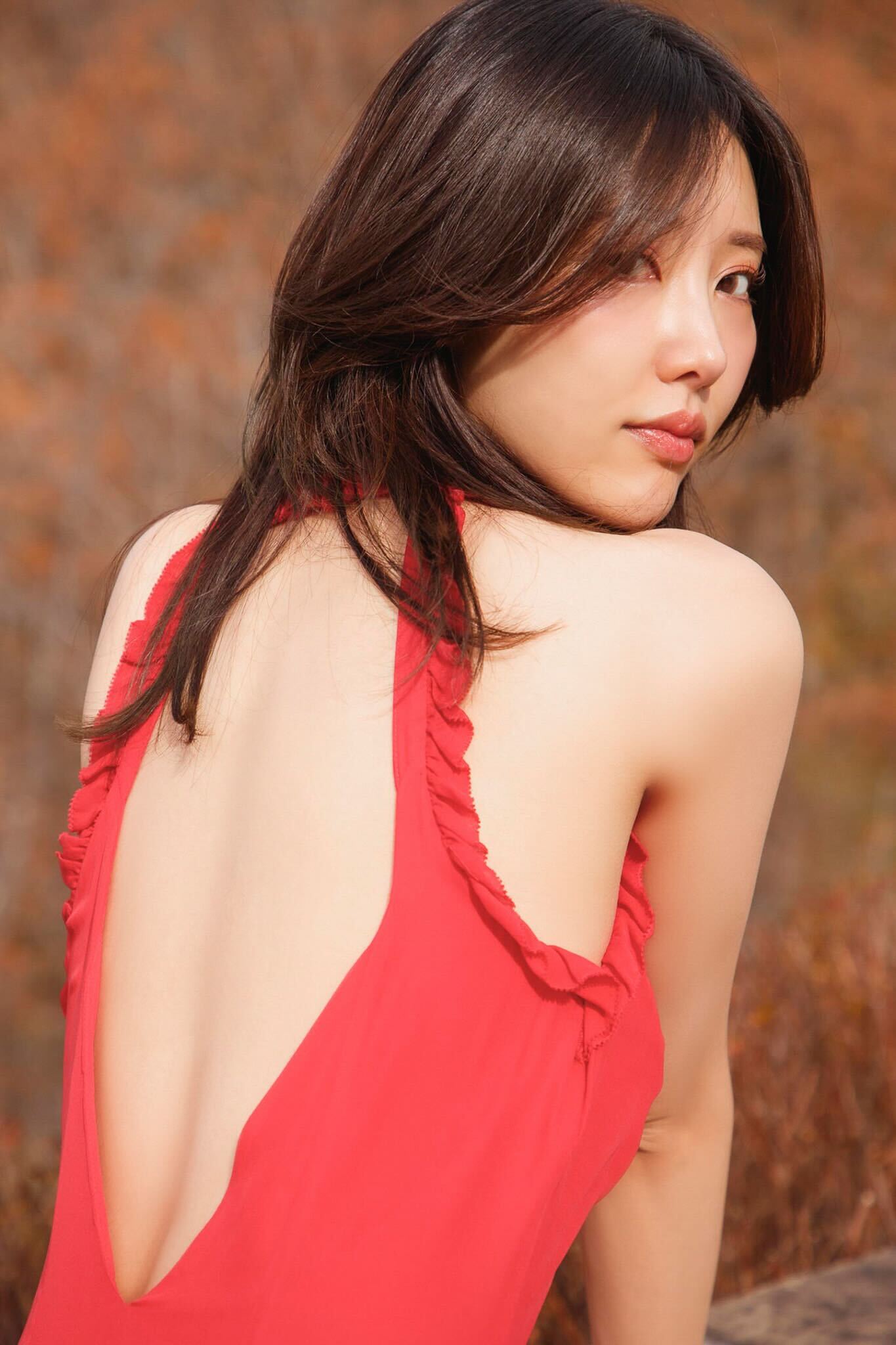 “声優界屈指のフォトジェニック”志崎樺音、美背中ざっくり赤ドレス姿 2度目の重版＆全編アザーカットのデジタル写真集決定
