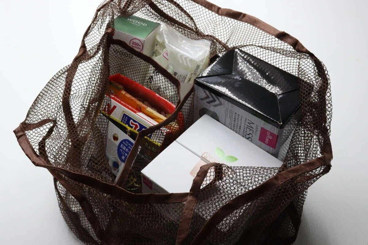茶色のメッシュバッグに、仕切りを使って様々な商品が収納されている様子