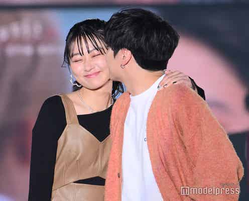 「今日好き」“れんゆな”岡田蓮&みとゆな、ランウェイ上でほっぺにキス ラブラブオーラたっぷり<関西コレクション 2023 S/S>