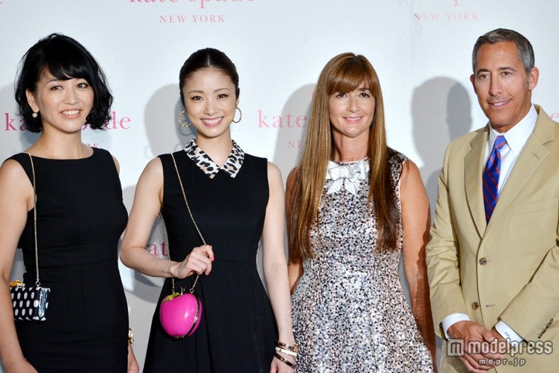（左より）「ケイト・スペード ジャパン」代表取締役社長の柳澤彩子氏、上戸彩、クリエィテブオフィサーのデボラ・ロイド氏、「ケイト・スペード ニューヨーク」CEOのクレイグ・リービット氏