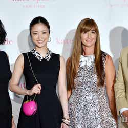 (左より)「ケイト・スペード ジャパン」代表取締役社長の柳澤彩子氏、上戸彩、クリエィテブオフィサーのデボラ・ロイド氏、「ケイト・スペード ニューヨーク」CEOのクレイグ・リービット氏