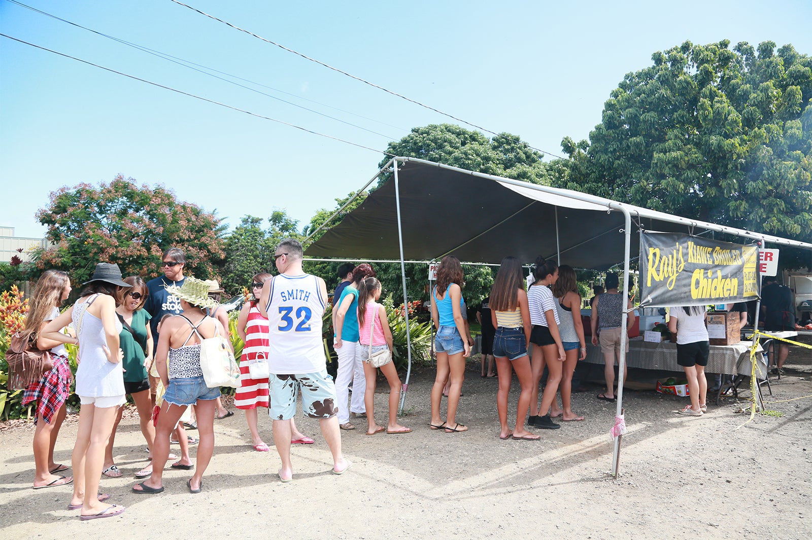 昼のピーク時には地元住民や観光客で行列ができる／画像提供：レイズ・オリジナル・ブロイルドチキンPR事務局