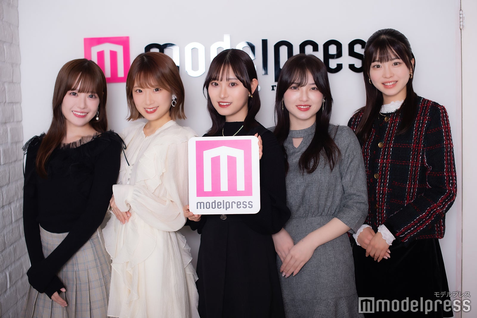 （左から）大竹萌恵さん、杉本陽菜さん、石井楓恋さん、小森綺良々さん、加納美月さん（C）モデルプレス