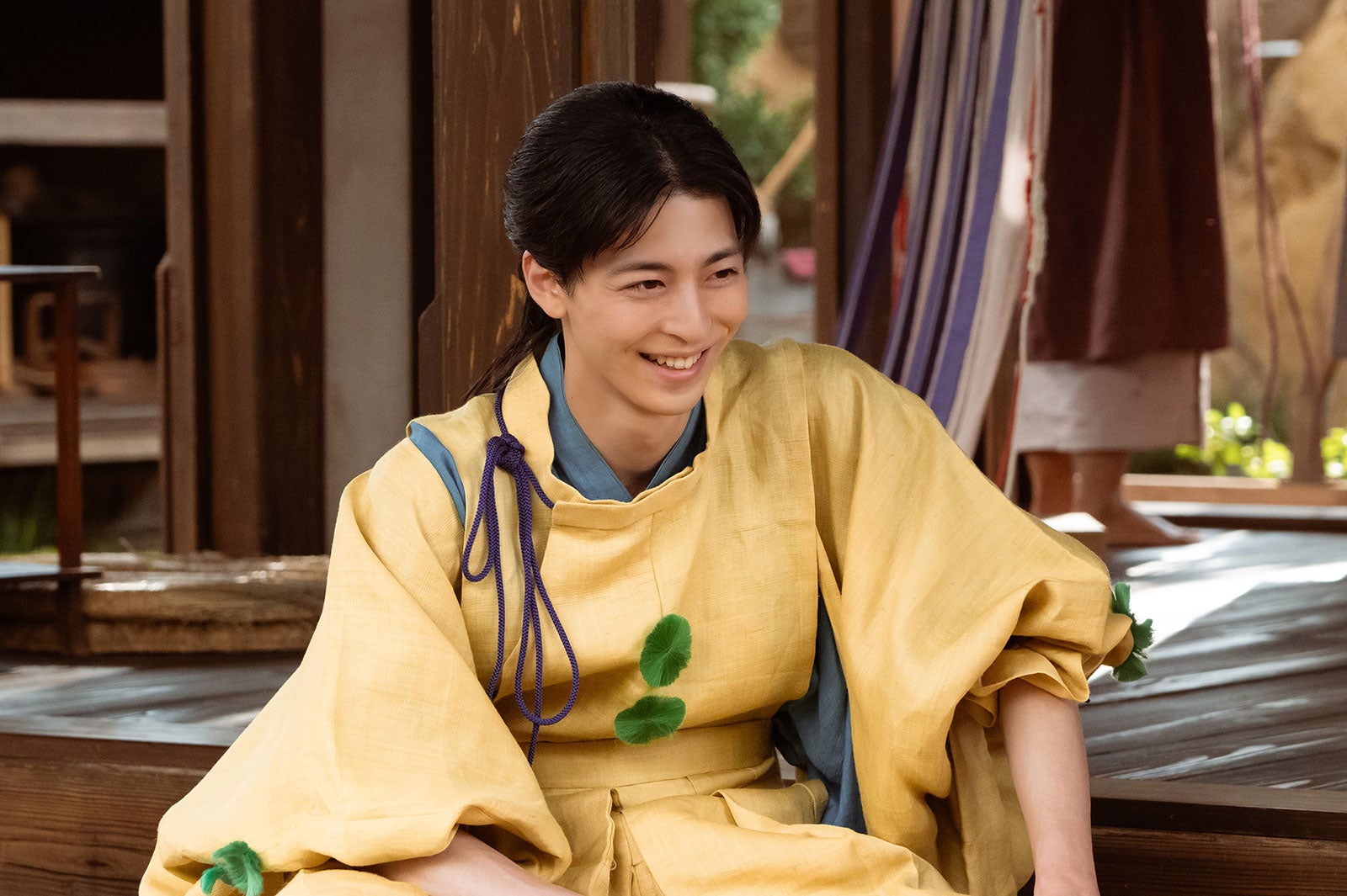 高杉真宙、長髪姿で微笑む「光る君へ」扮装写真公開