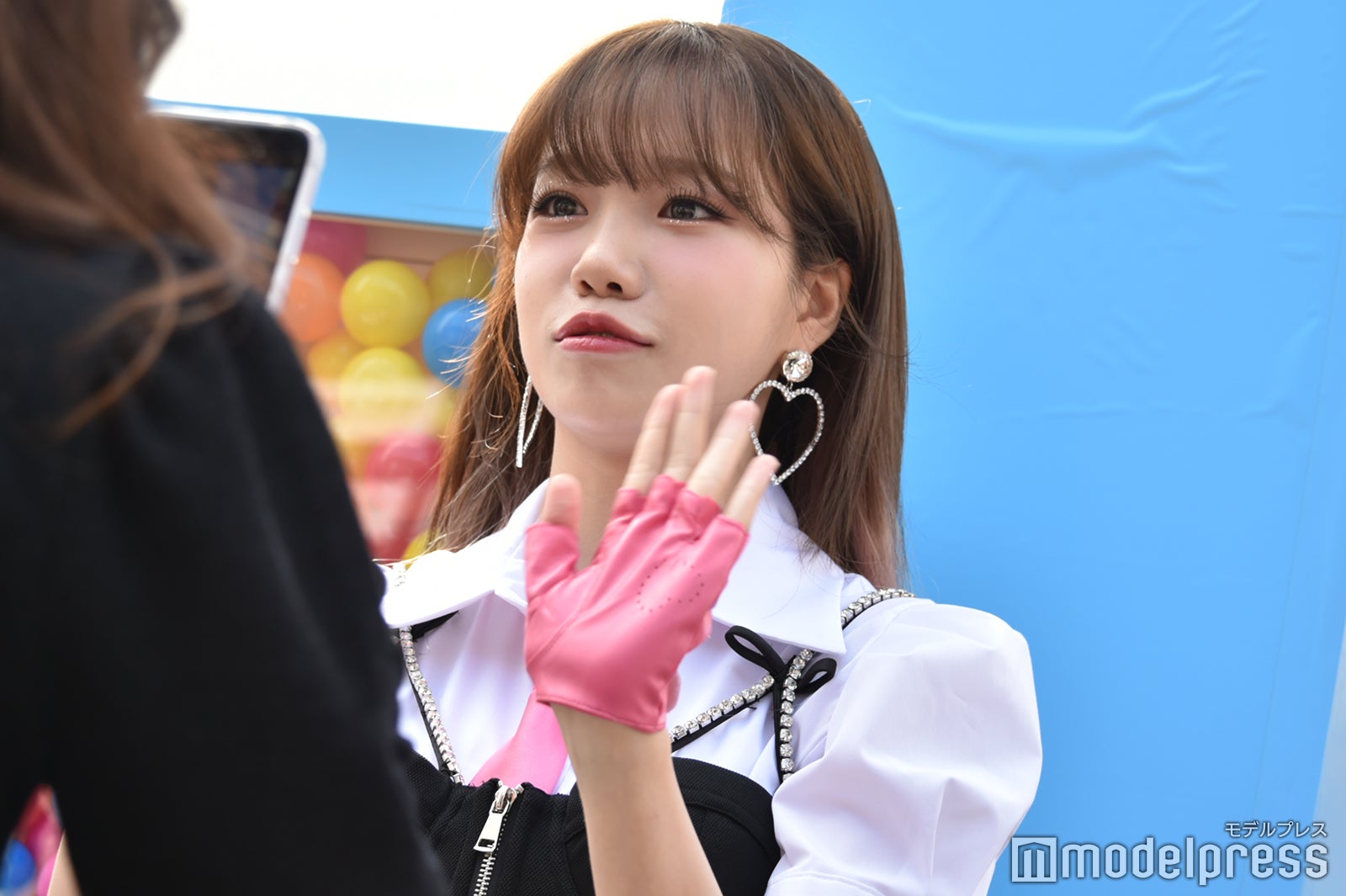 ファンと交流するチョ・ユリ（C）モデルプレス