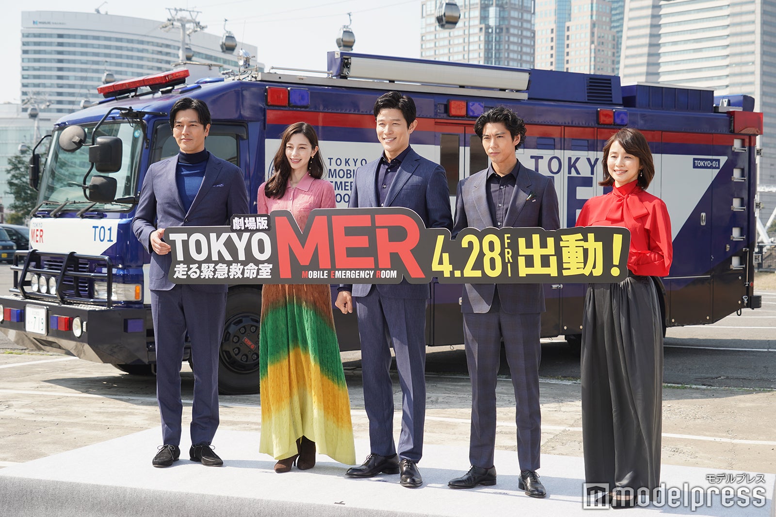 （左から）要潤、中条あやみ、鈴木亮平、賀来賢人、石田ゆり子 （C）モデルプレス