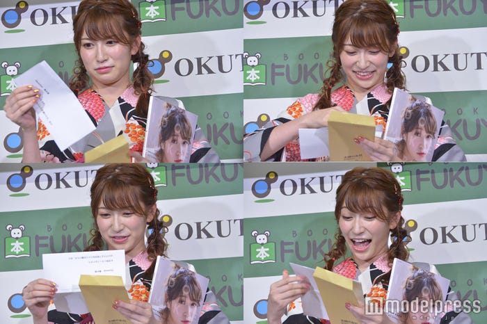 恐る恐る開封する吉田朱里(C)モデルプレス