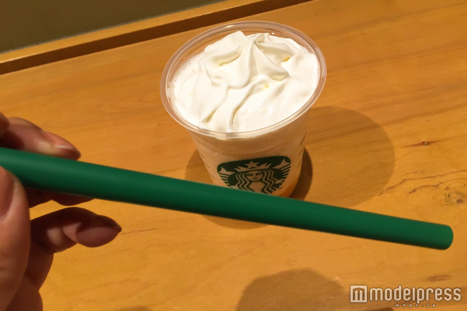 受け取ったのはワイドストロー（C）モデルプレス