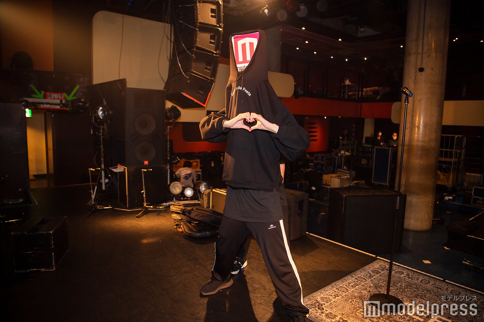 モデルプレスマン参上 ※ボードが倒れないようにGt.みなみが後ろから支えている