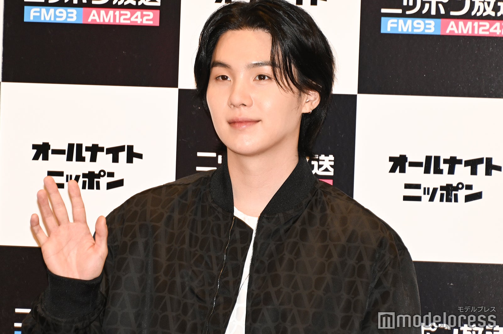 一斉にフラッシュを浴び、爽やかな笑顔で応じるSUGA（C）モデルプレス