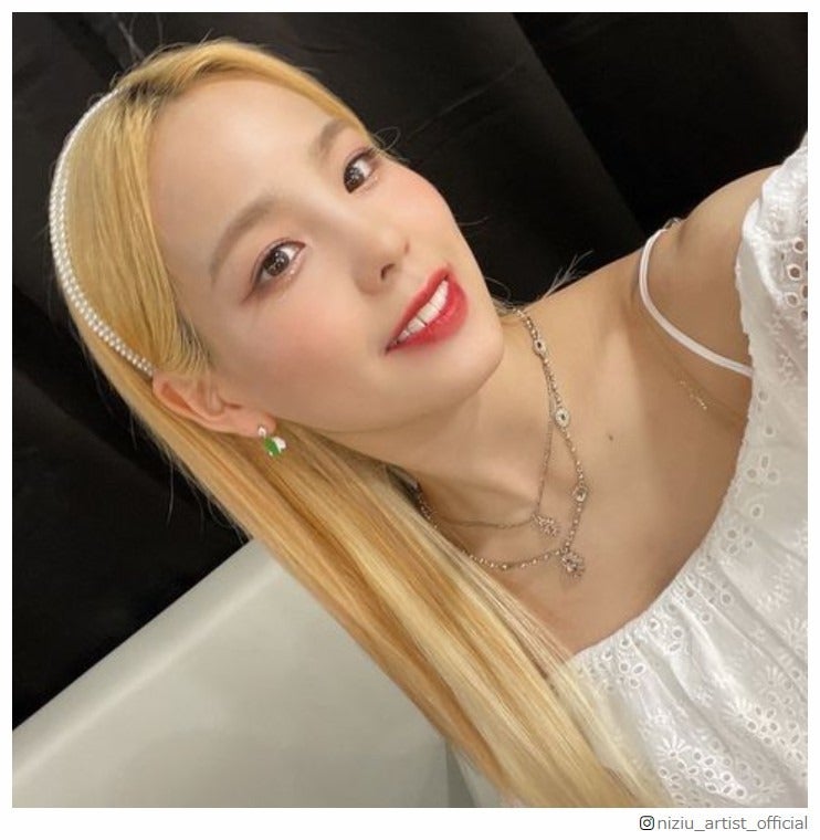 NiziUマコ「久しぶり」ブロンドヘア姿で自撮りショット「綺麗すぎ」「お姉さん感増す」