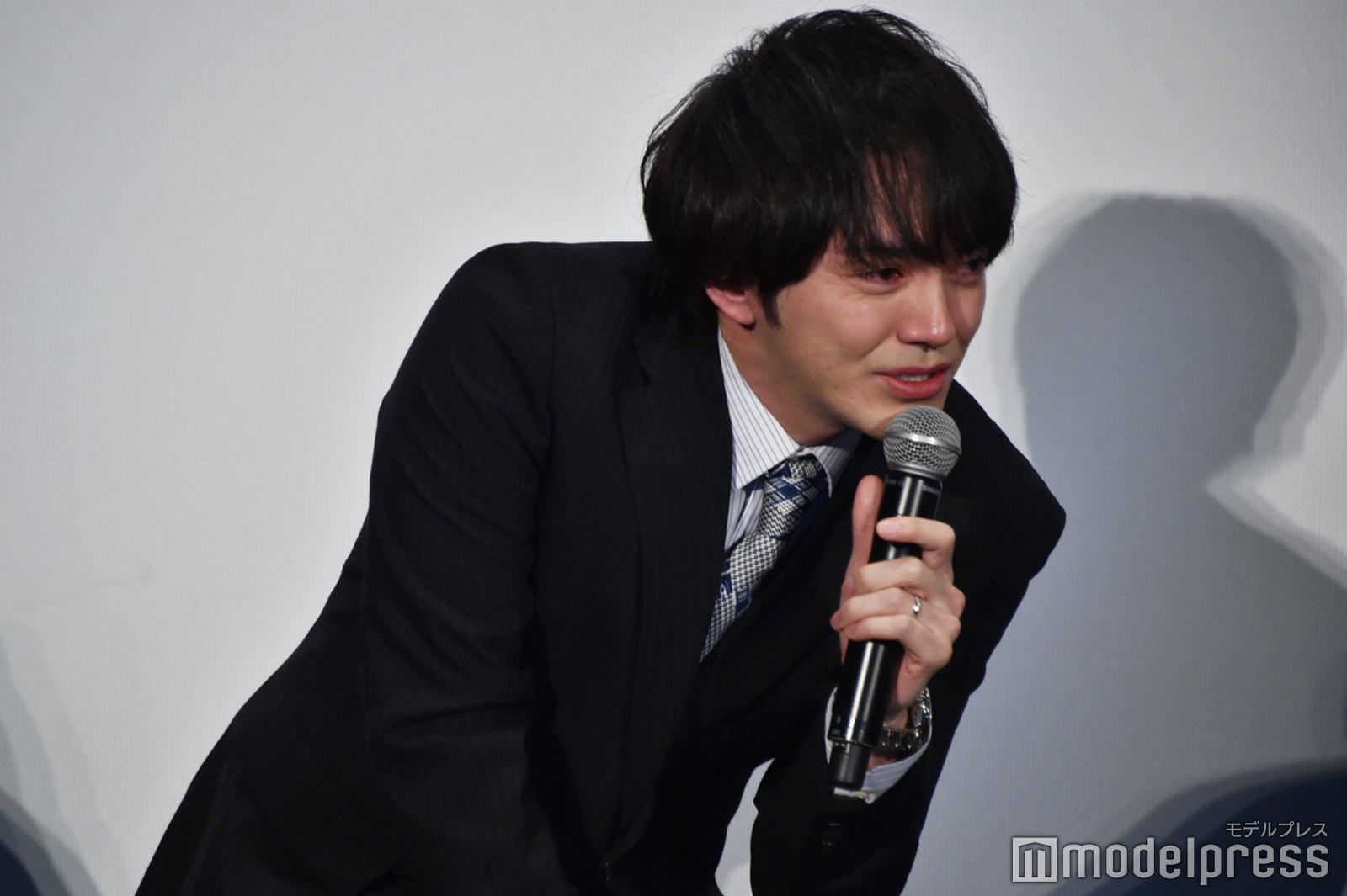 感動して涙があふれる林遣都（C）モデルプレス