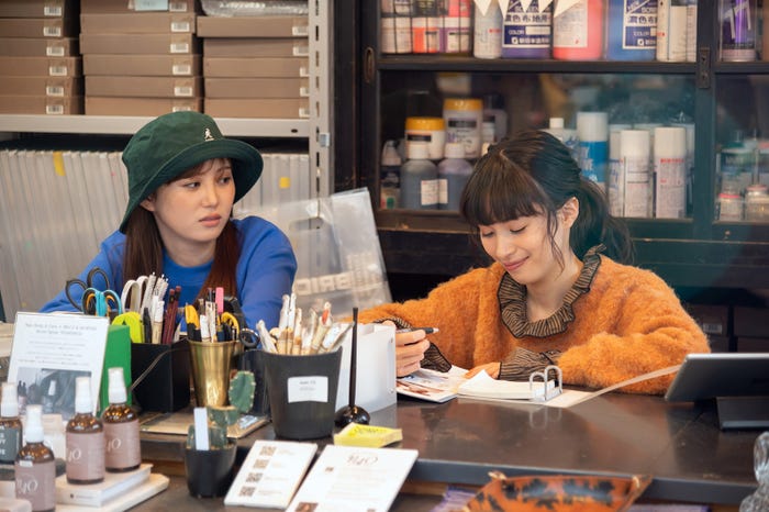 三原羽衣、関水渚(C)「彼女と彼氏の明るい未来」製作委員会・MBS