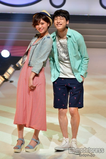 （左より）荒井萌、坂口健太郎