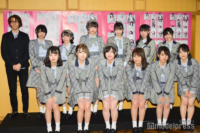 (後列左から)横内謙介、大西桃香、濱咲友菜、人見古都音、行天優莉奈、立仙愛理、谷口もか(前列左から)横山結衣、佐藤七海、佐藤栞、太田奈緒、山田菜々美、倉野尾成美(C)モデルプレス