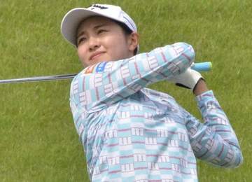 母の日プレゼントはベンツSUV 人気女子ゴルファー母子で納車報告「かっこいい車とたくさん旅して」 SNS「親孝行レベルが凄すぎるて」