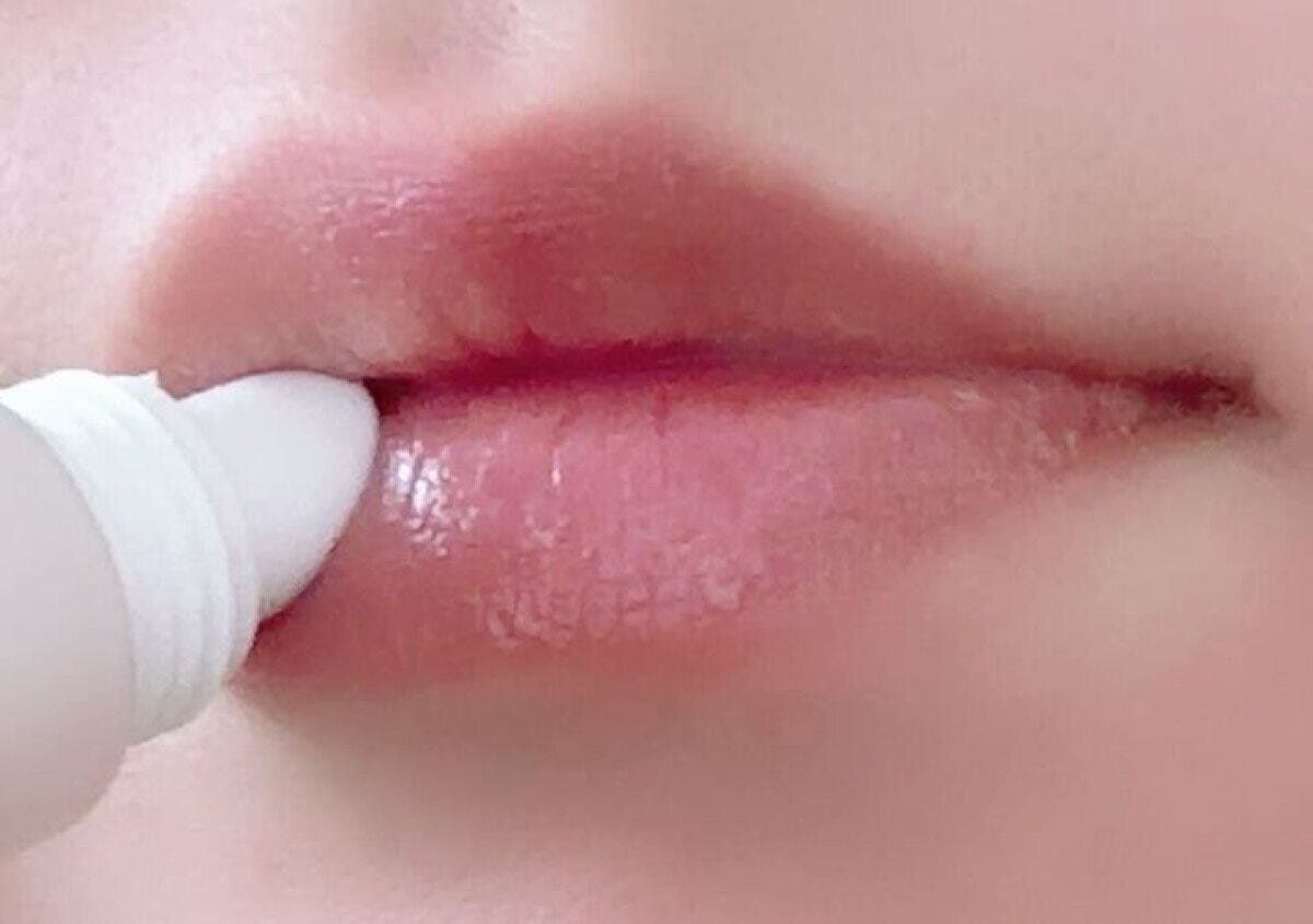 セリアの無添加リップクリームを塗る