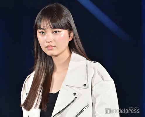 茅島みずき、ミニ丈で美脚堂々披露 圧巻スタイルでランウェイ<TGC 2022 S/S>