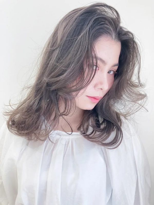 外国人風のパーマ強め ミディアムが今おしゃれ グッと垢抜ける大人ヘアカタログ モデルプレス 外国人風のパーマ強め ミディアムが今おしゃれ グッと垢抜ける大人ヘアカタログ モデルプレス