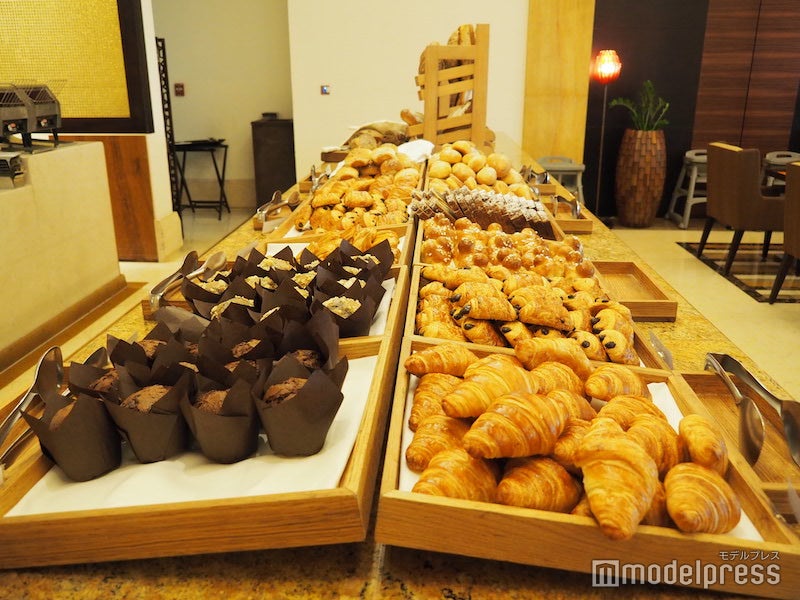 種類豊富なベーカリーコーナー（C）モデルプレス