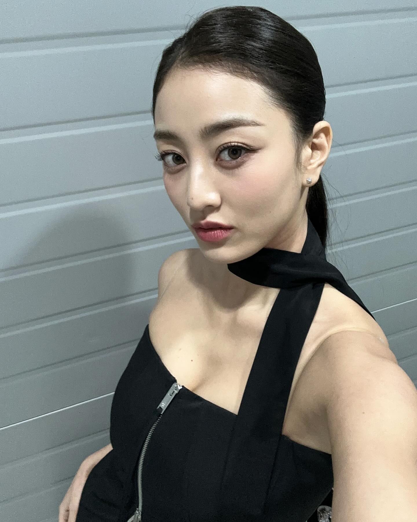 画像4/10) TWICEジヒョ、胸元チラリ 素肌見せショットに「美貌が