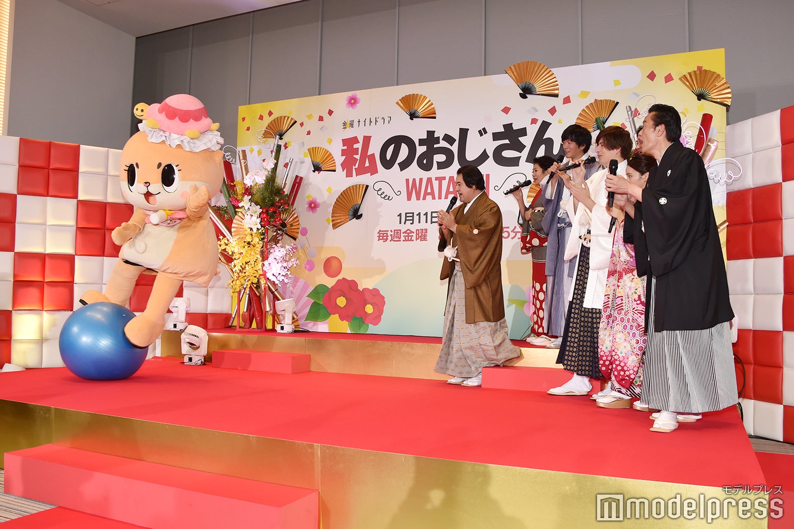 ちぃたんの玉乗りを見守る皆さん （C）モデルプレス