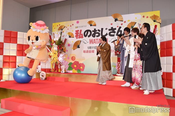 ちぃたんの玉乗りを見守る皆さん (C)モデルプレス