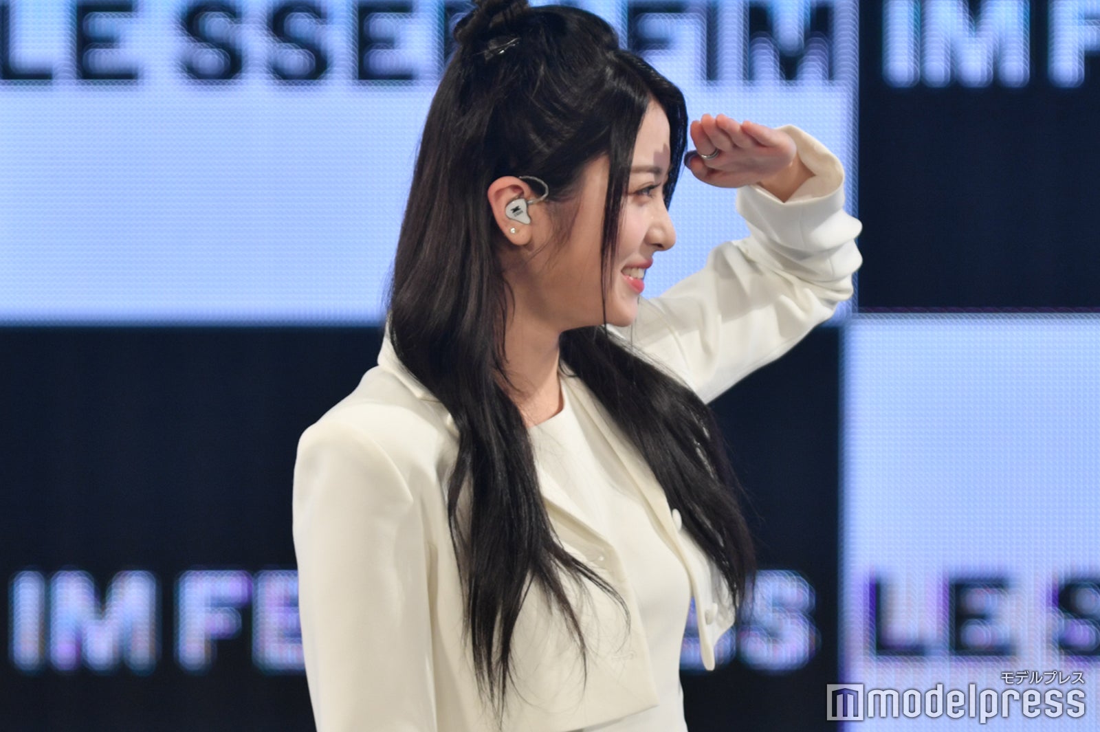 フォトタイム中メンバーの反応が気になるYUNJIN （C）モデルプレス