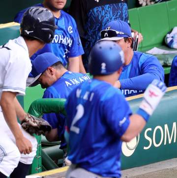 DeNA 相川監督の右腕に度会のファウルが直撃 球場どよめくアクシデント→アイシングでグルグル巻きに