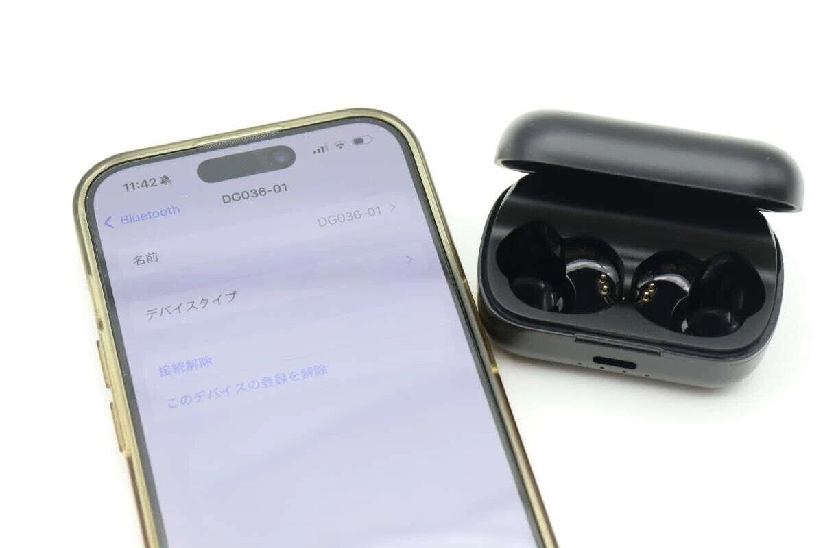 スマートフォンのBluetooth設定画面と開いた黒いイヤホンケース スマートフォンのBluetooth設定画面と開いた黒いイヤホンケース