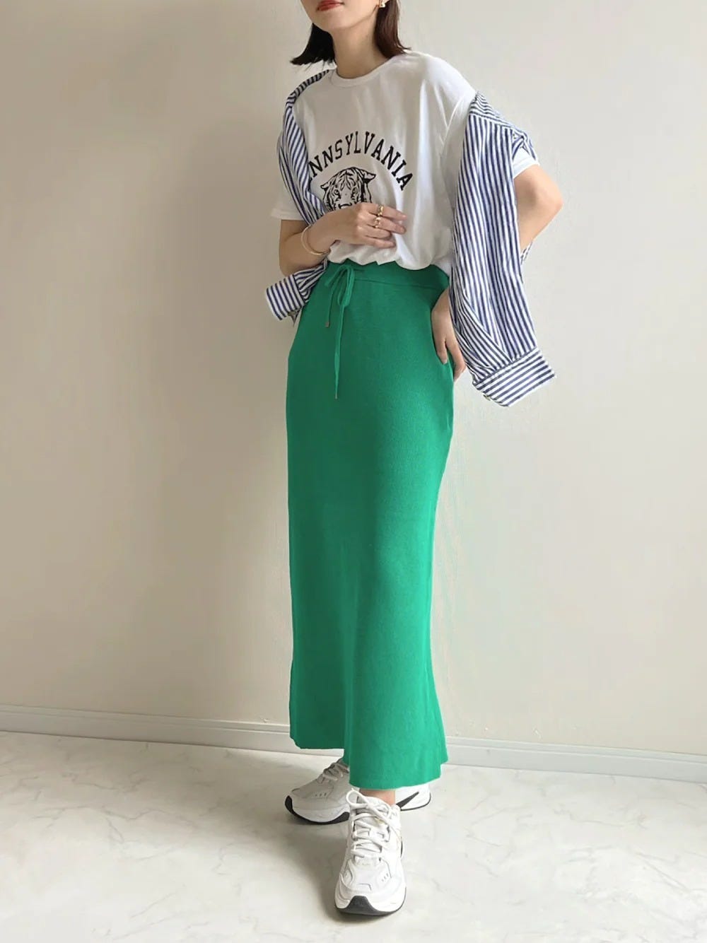 レディース Tシャツ 夏 コーディネート レディース コーディネート コーデ 着こなし おすすめ オススメ トレンド コツ おしゃれ お洒落 オシャレ 2022 夏 Tシャツ トップス 白Tシャツ スカート グリーン シャツ ストライプシャツ スニーカー