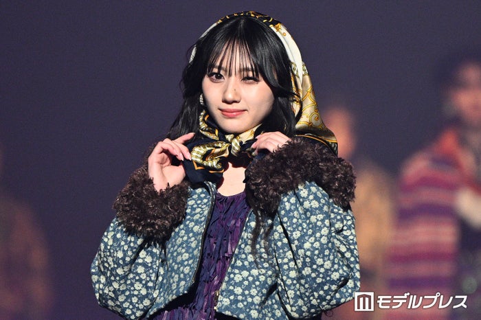 乃木坂46川崎桜、ミニスカ×ニーハイソックス衣装姿で美脚際立つ「透明感凄い」「スタイル良い」