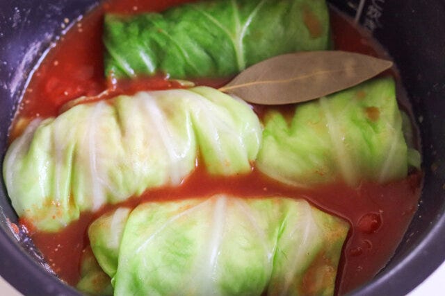 ④の巻き終わりを下にして炊飯器に入れ、ローリエも入れて普通の炊飯モードで炊飯する。 ④の巻き終わりを下にして炊飯器に入れ、ローリエも入れて普通の炊飯モードで炊飯する。