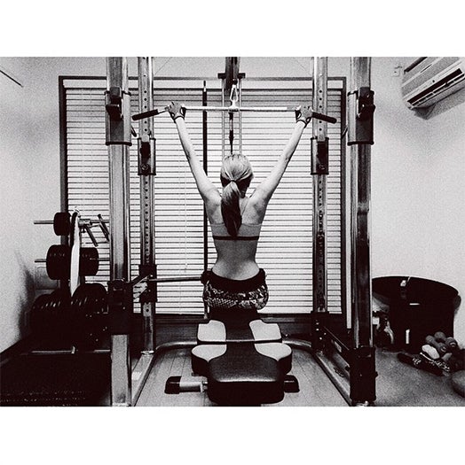 ローラ、鍛え上げた美ボディ披露で「くびれパーフェクト」の声　トレーニング姿公開