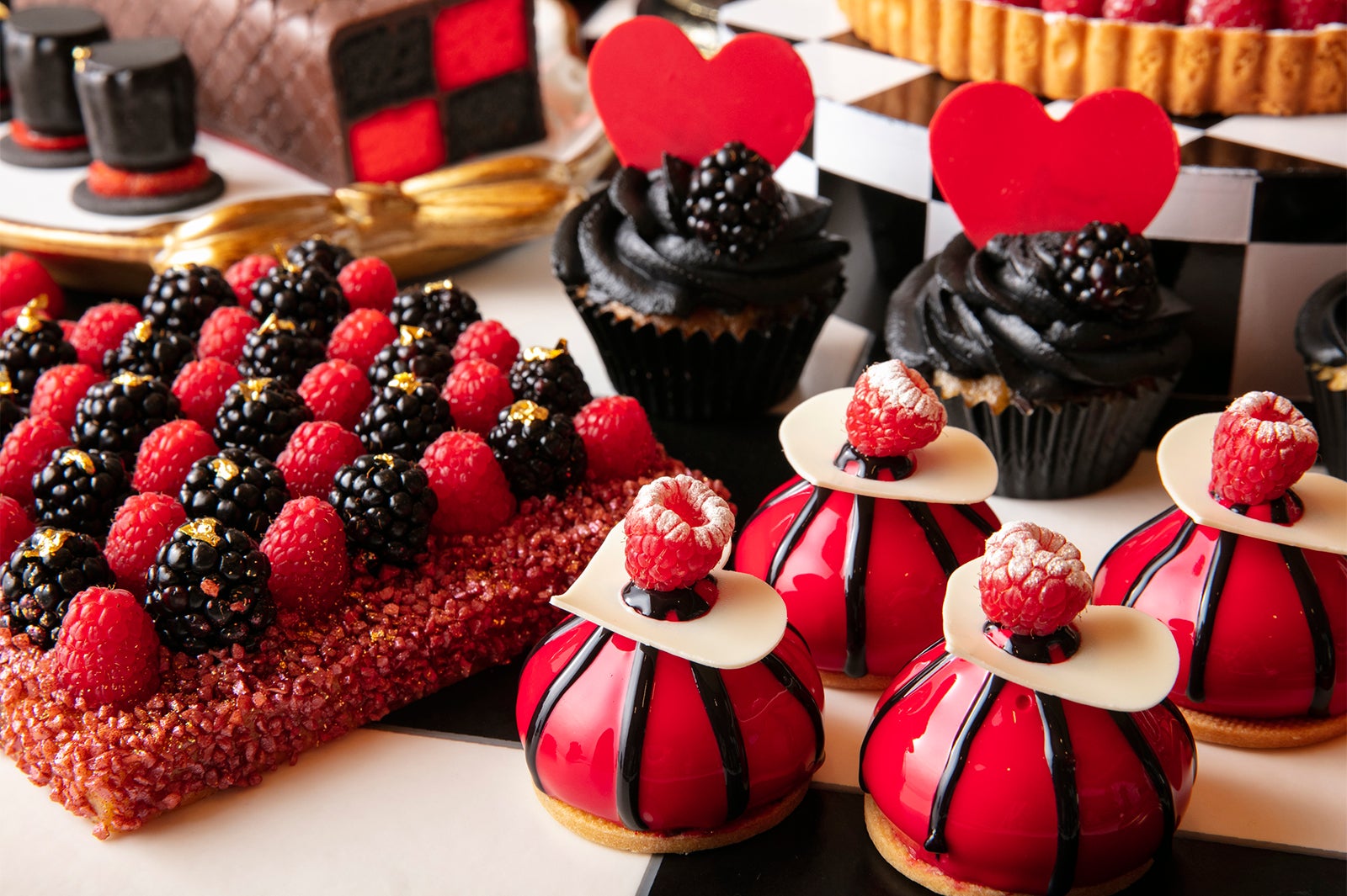 （右下）ハートの女王様の御成り／画像提供：ヒルトン東京