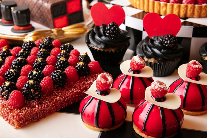 （右下）ハートの女王様の御成り／画像提供：ヒルトン東京