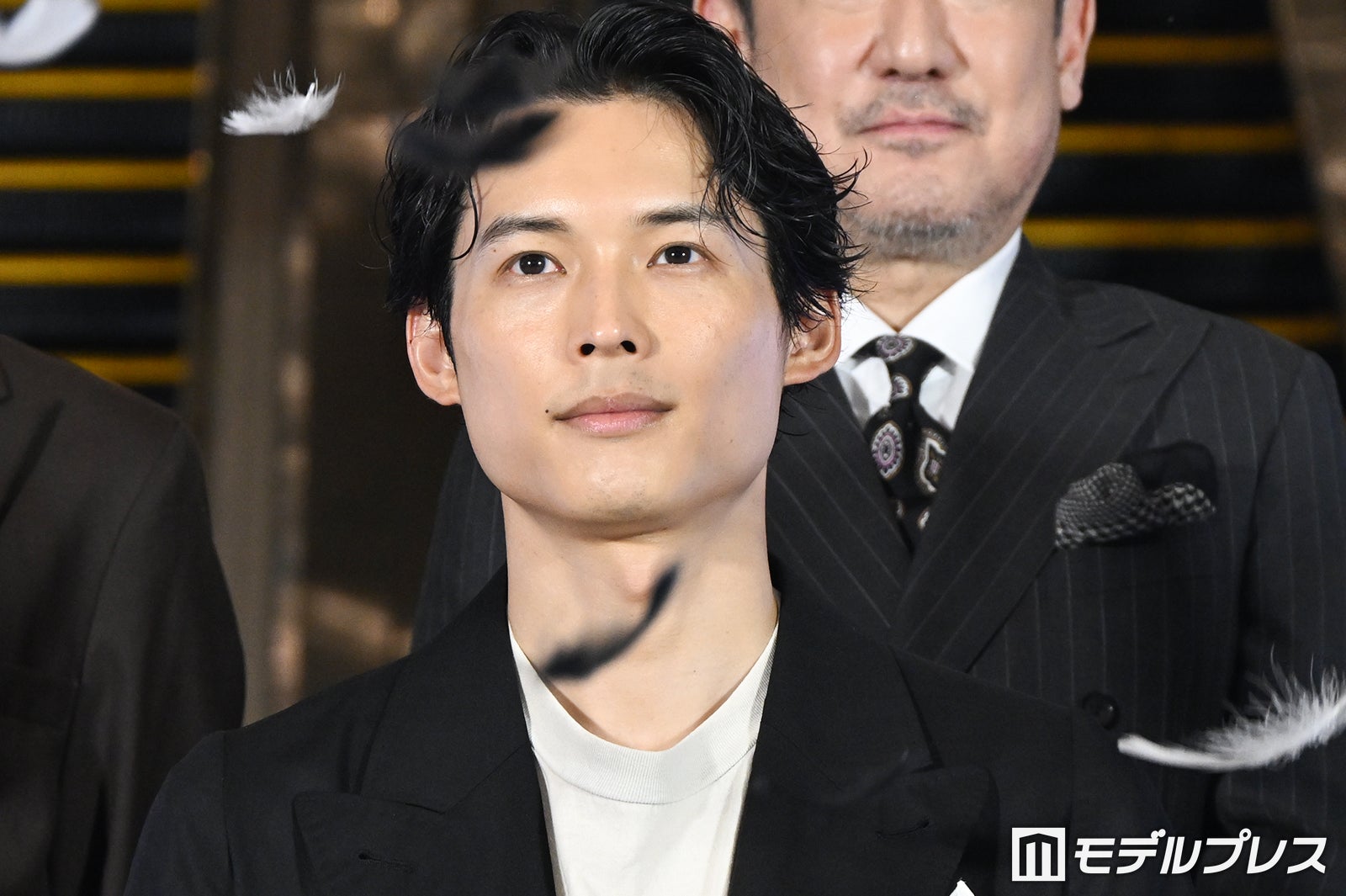 羽の演出を見守る松村北斗（C）モデルプレス