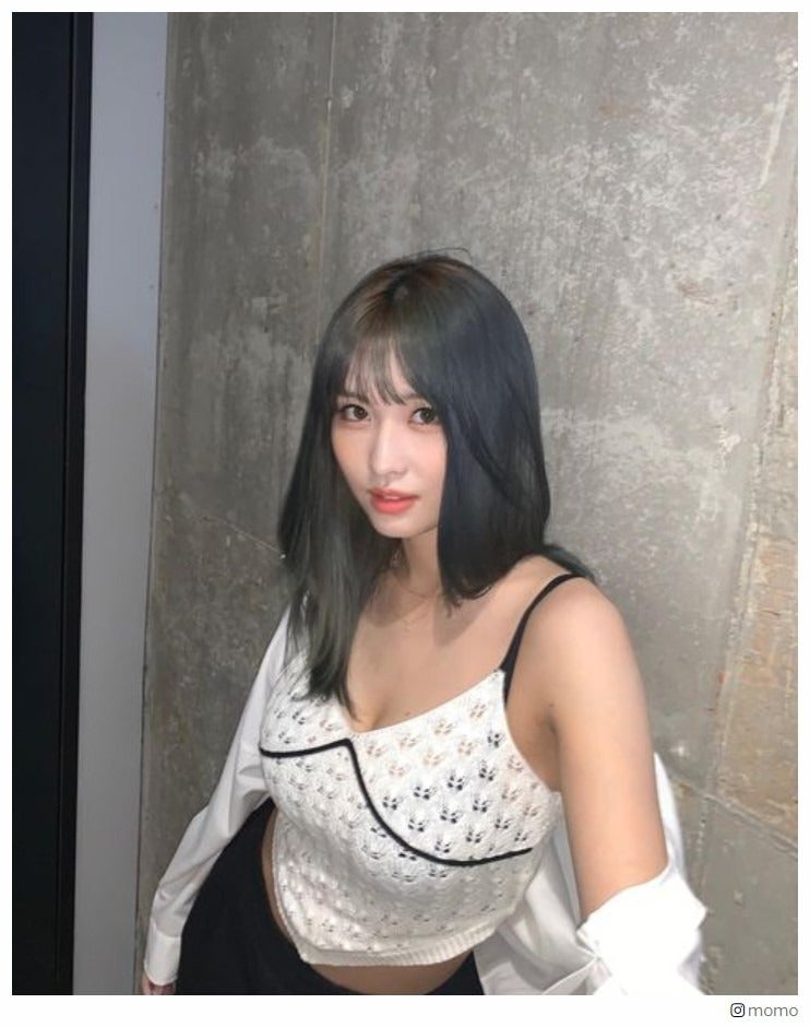 TWICEモモ、ナヨン撮影・美デコルテ＆美腹筋際立つショット公開「ビジュ最強」の声