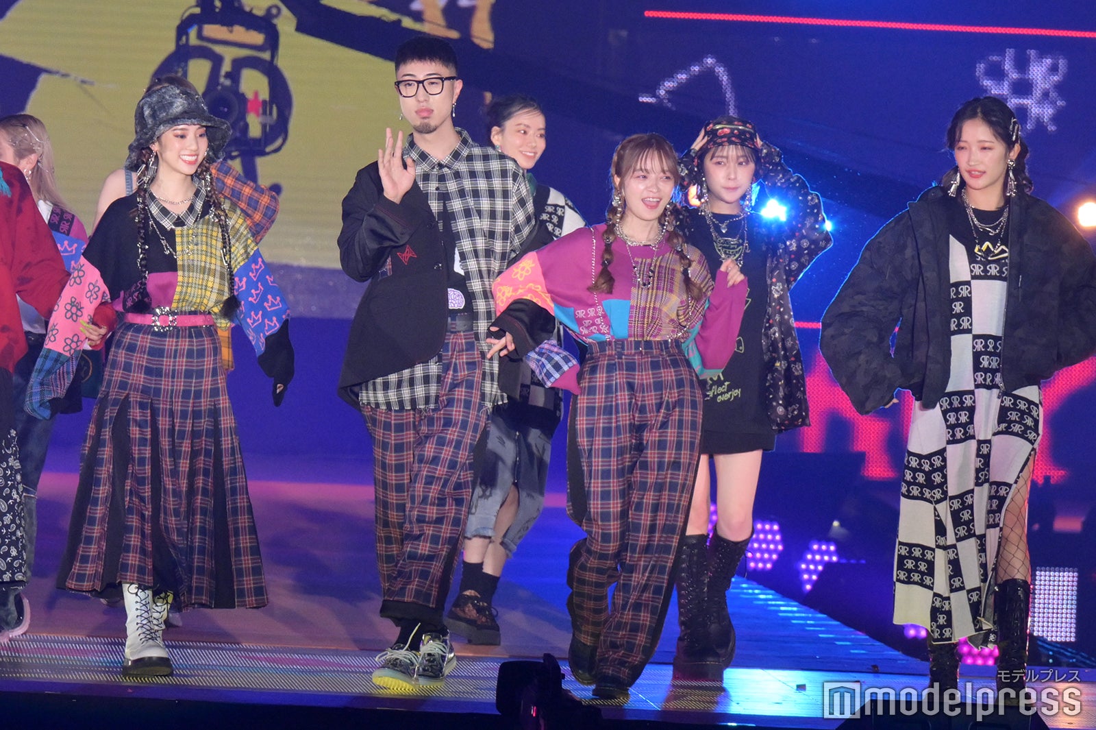 中町JP＆ヘラヘラ三銃士さおりんが密着腕組み “ペアルック”風コーデも可愛い＜GirlsAward 2022 A／W＞