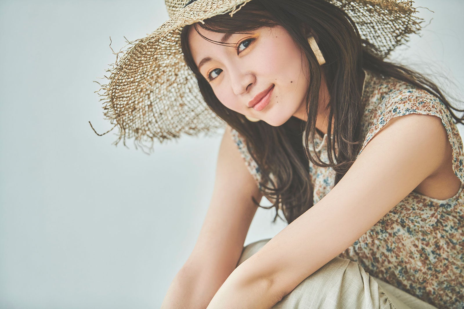 岡崎紗絵、上品な大人女性を表現　フェミニンコーデで魅了