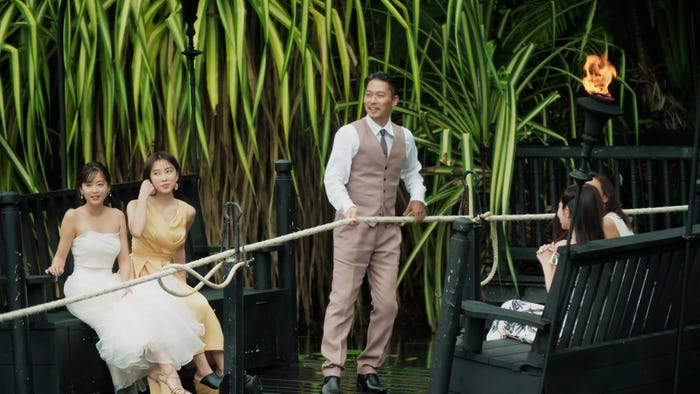 休井美郷(左)「バチェラー・ジャパン」シーズン4(C)2021 Warner Bros. International Television Production Limited