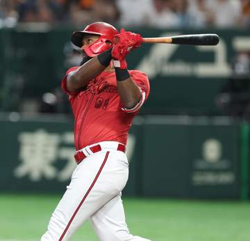 広島・ファビアンが2戦連発の先制12号ソロ 7月は13安打のうち7安打が本塁打 井上のフォークを左翼席上段へ