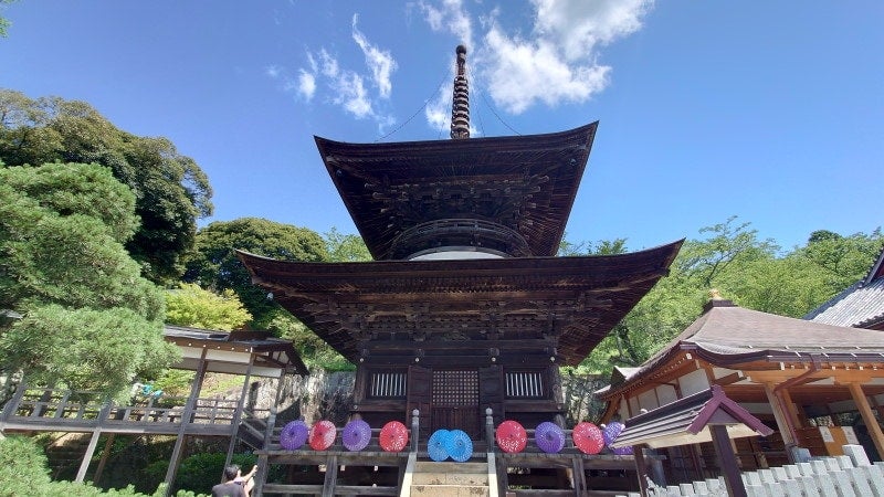 江戸時代に造られた多宝塔。和傘で彩る演出が施されて絵になります（2023年7月2日撮影）