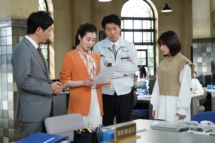 野間口徹、ともさかりえ、高橋努、芳根京子「それってパクリじゃないですか?」第7話より(C)日本テレビ