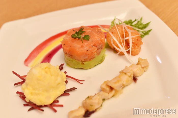 前菜の盛り合わせ(ポテトサラダとビーツ、サーモントラウトとアボカドのガトー仕立て、スウィートチリシュリンプ、チキンのフルーティーサラダ)/(C)モデルプレス