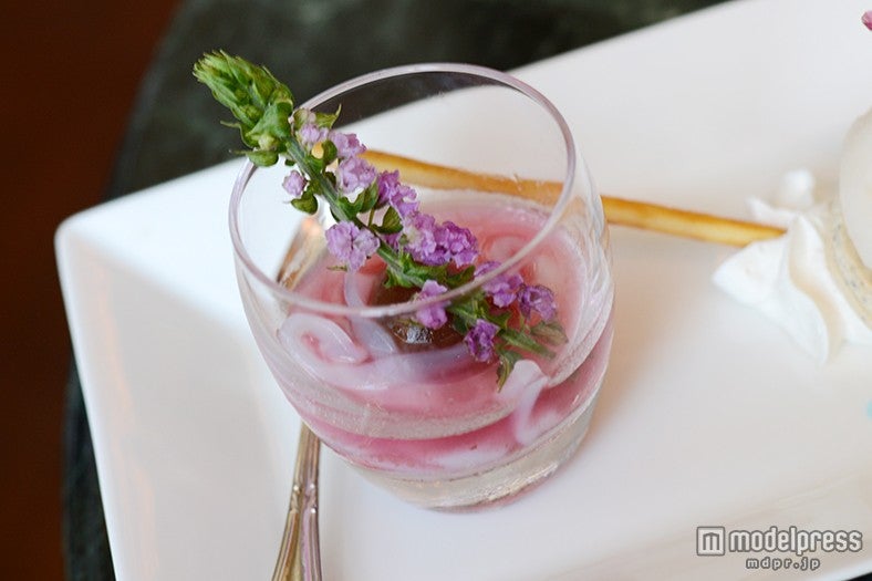 「“ディズニー夏祭り”アフタヌーンティーセット」／紫蘇梅の葛きり