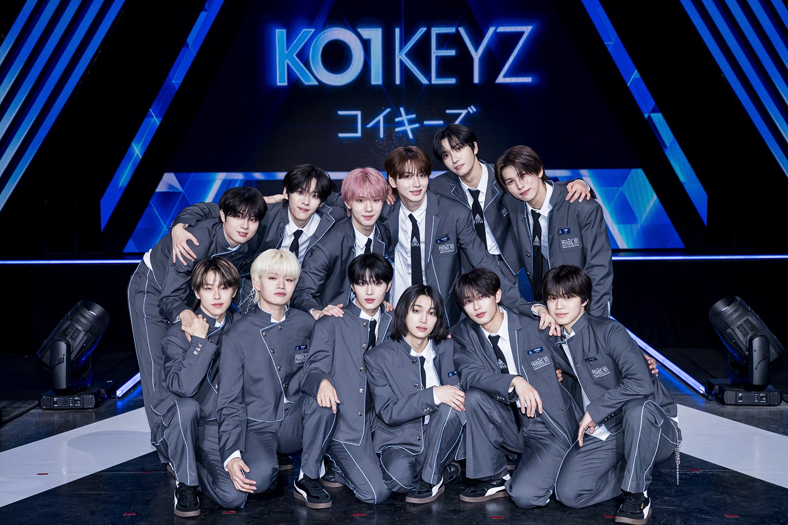 KO1KEYZ（コイキーズ）／（後列）ISSA（柳谷伊冴）、SHINHAENG（オ・シンヘン）、YOSHIKI（矢田佳暉）、K.DAIKI（加藤大樹）、SIYOUNG（パク・シヨン）、YUKI（後藤結） （前列）TOWA（濱田永遠）、RYUJI（杉山竜司）、YURA（安部結蘭）、KEITO（小野慶人）、RYOGA（飯塚亮賀）、KOSUKE（照井康祐）（C）PRODUCE 101 JAPAN 新世界